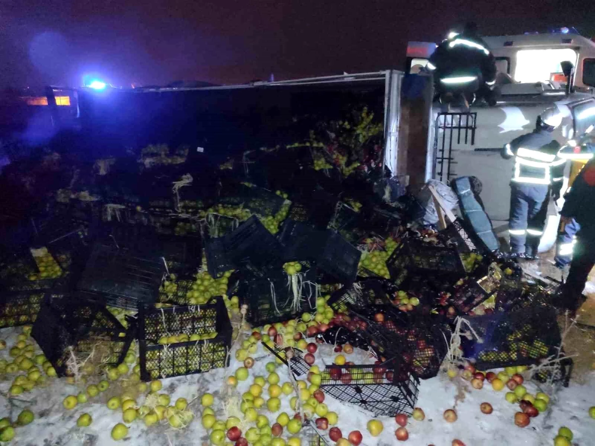 Konya\'da elma yüklü kamyon devrildi, sürücü yaralandı