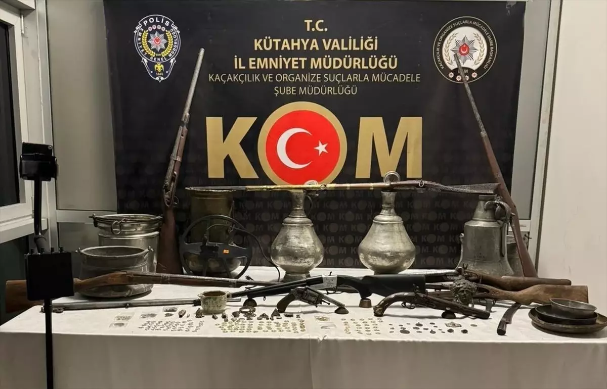 Kütahya'da Tarihi Eser Operasyonu: Araç ve Evde Değerlendirilen Malzemeler Ele Geçirildi