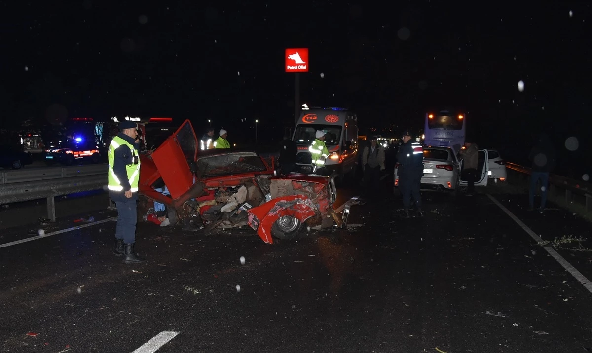 Manisa\'da meydana gelen zincirleme trafik kazasında 2 kişi öldü, 3 kişi yaralandı