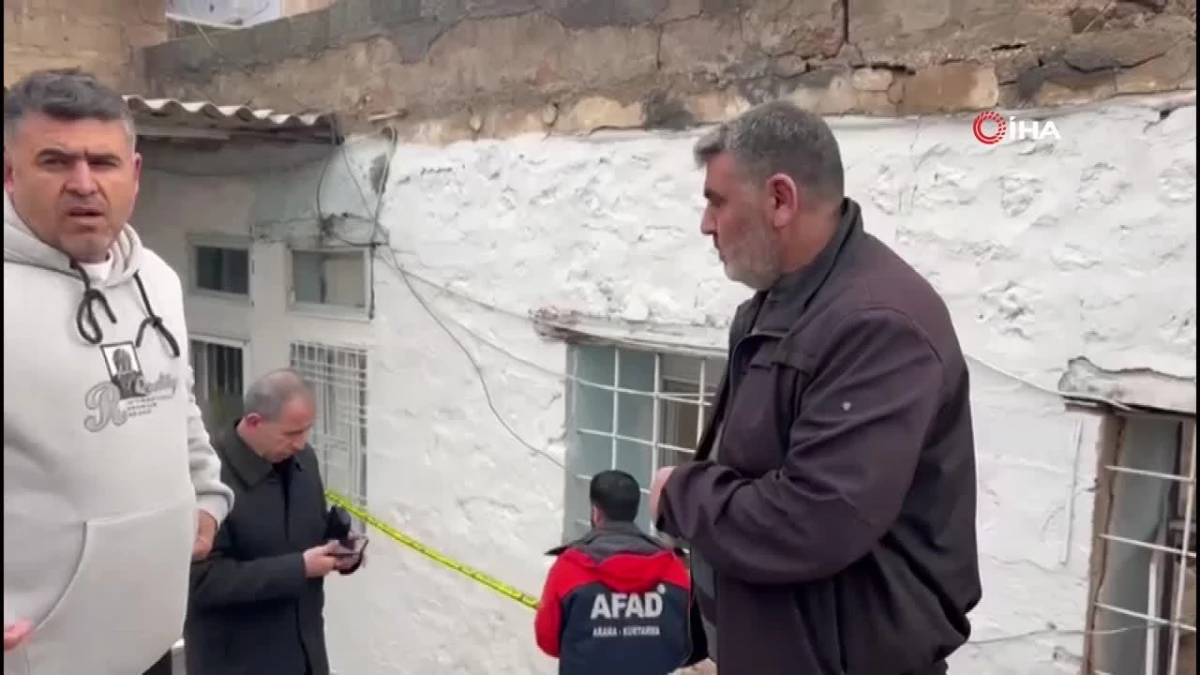 Mardin\'de bir evin çatısı çöktü: Aile şans eseri kurtuldu
