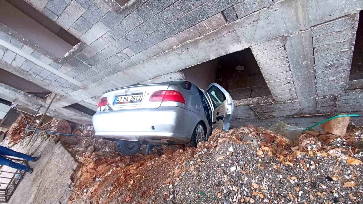 Mardin\'de otomobil inşaat alanına düştü