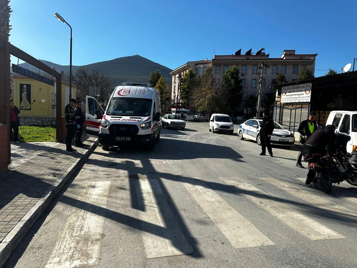 Muğla\'da elektrikli bisiklet ile minibüs çarpıştı: 1 yaralı