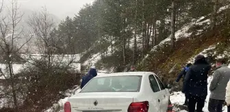 Mudurnu'da kayarak uçurumun kenarında duran otomobil kurtarıldı