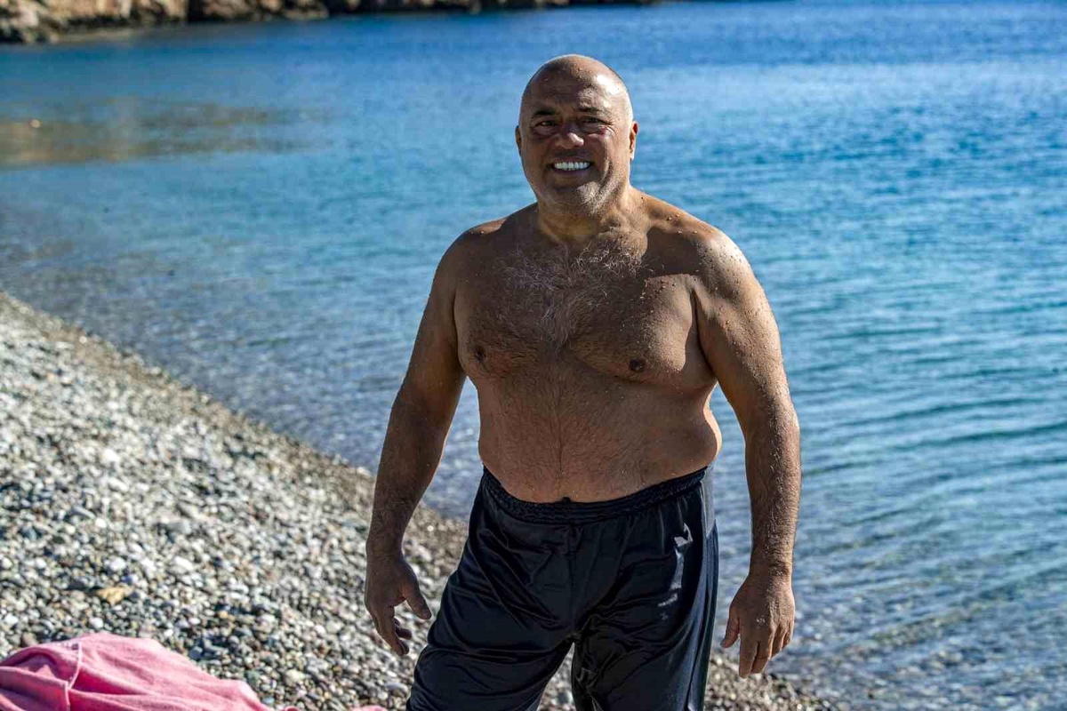 Antalya\'da Kar Manzarası Eşliğinde Denize Giriliyor