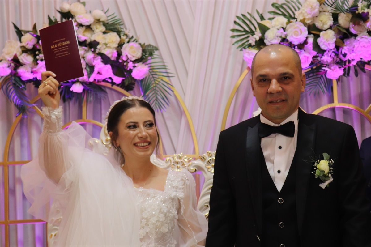 Ordu\'da evlenen çift sahipsiz hayvanlar için mama dağıttı