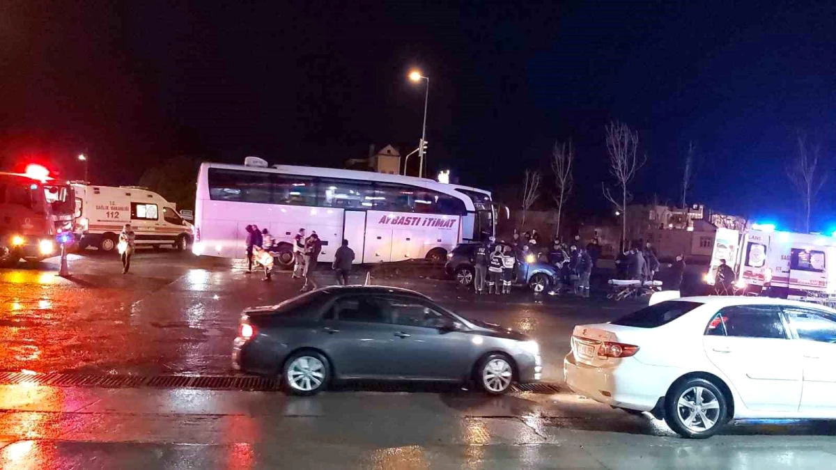 Ünye\'de otobüs ile otomobil çarpıştı: 1 yaralı