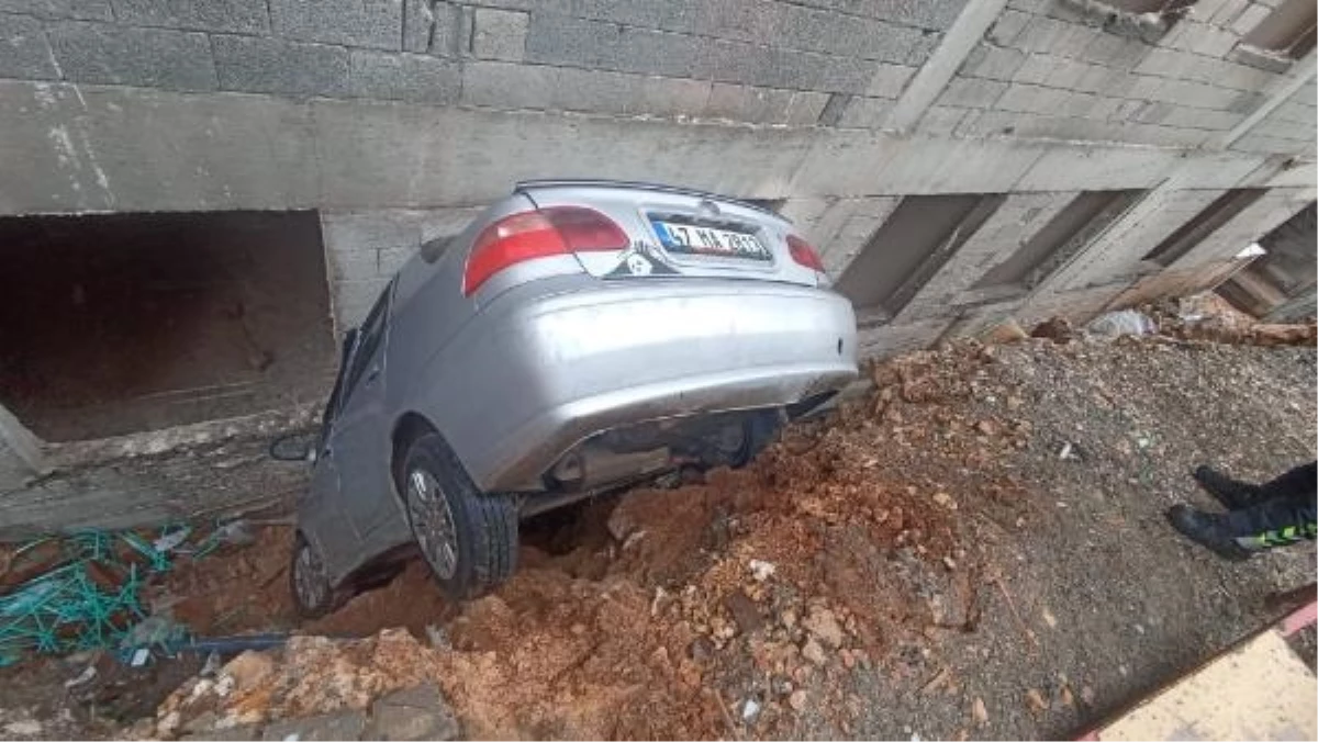 Mardin\'de otomobil inşaat alanına düştü