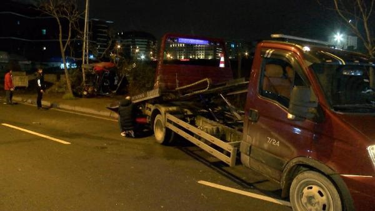 PENDİK\'te takla atan otomobilde bulunan 3 kişi yaralı olarak kurtarıldı
