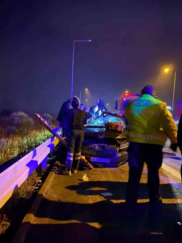 Polislerin içinde bulunduğu otomobil tıra çarptı: 1 ölü, 2 yaralı