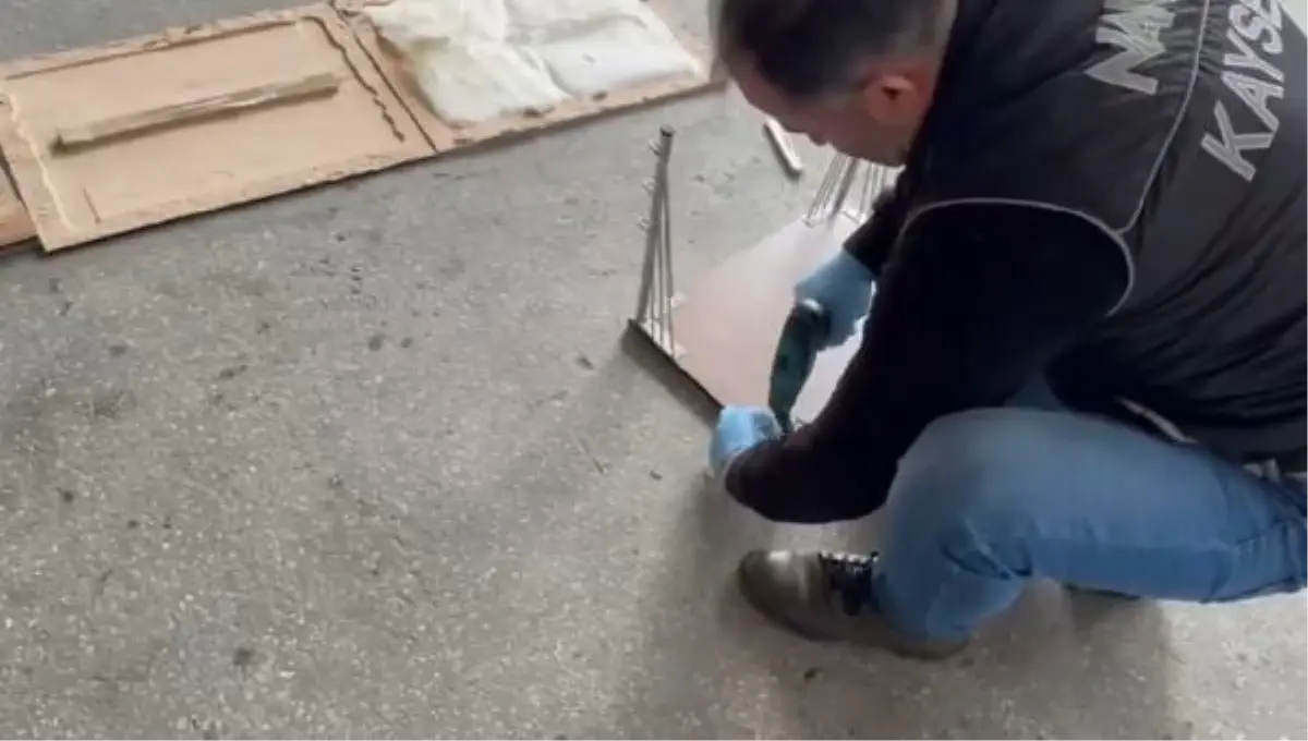 KAYSERİ'de Ahşap Sehpalar Arasında Gizlenmiş Metamfetamin Ele Geçirildi