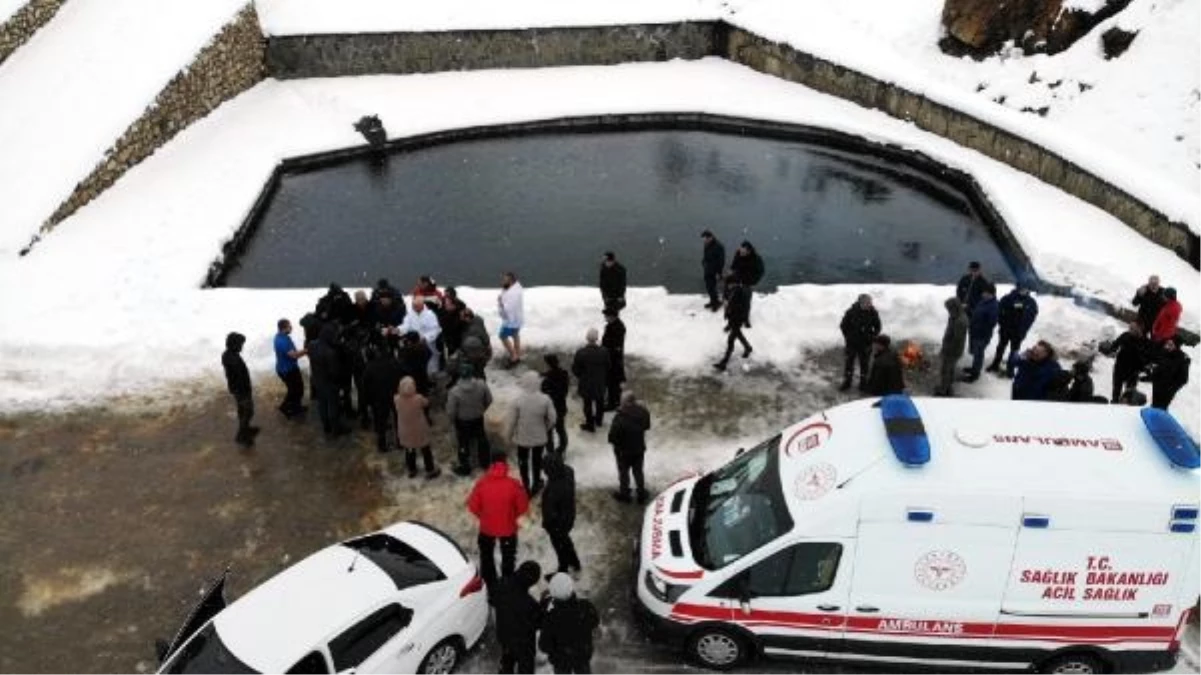 Bitlis\'te Beş Minare Akademi Düşünce Derneği üyeleri sıfırın altında 6 derecede gölete girdi