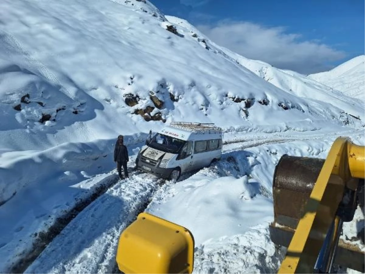 Siirt\'te kar yağışı nedeniyle Şırnak kara yolu trafiğe kapatıldı
