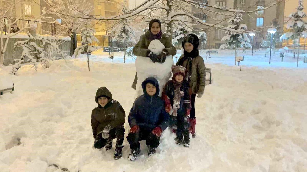 Bitlis\'te Kar Yağışı Çocuklara Eğlence Sağladı
