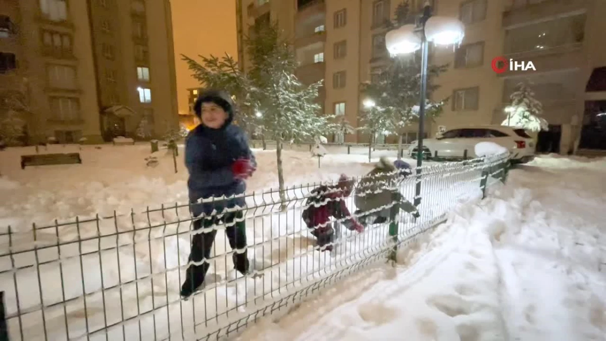 Tatvanlı çocukların kartopu ve kardan adam keyfi