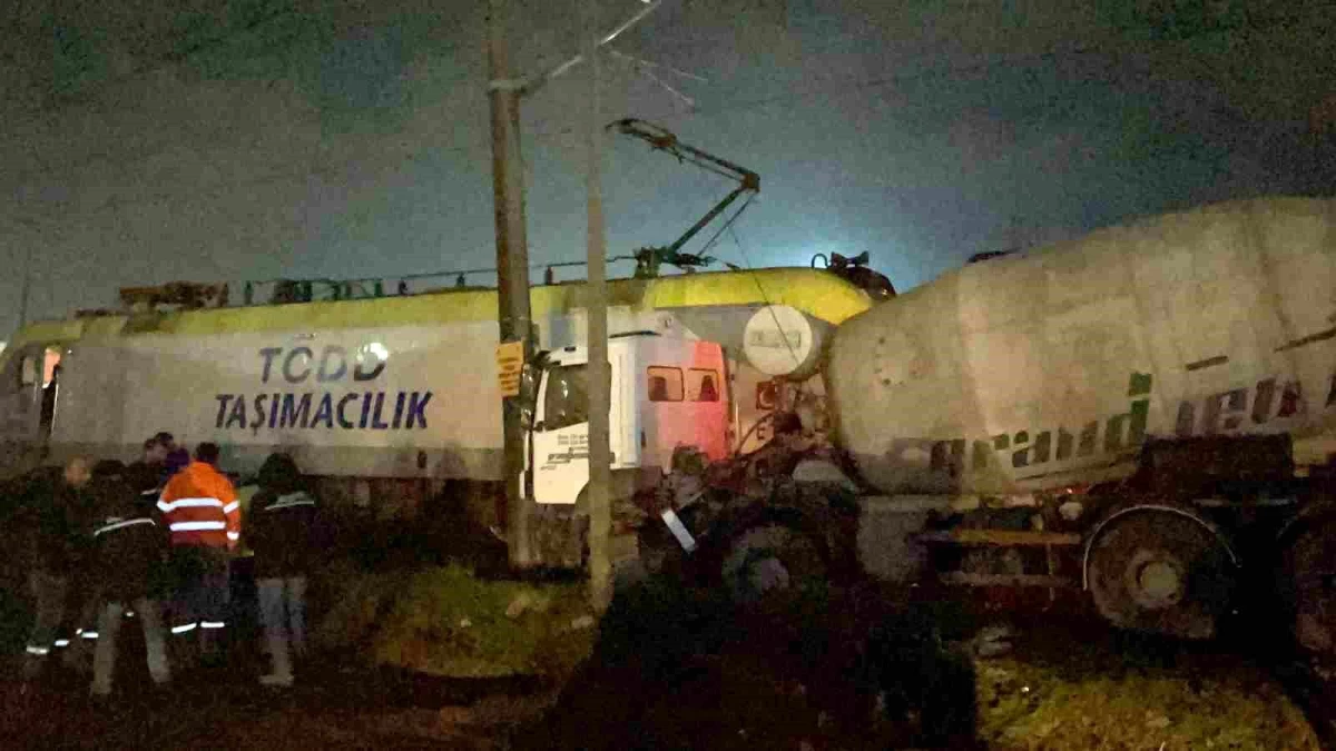 Tekirdağ\'da yolcu treni beton mikseri ile çarpıştı