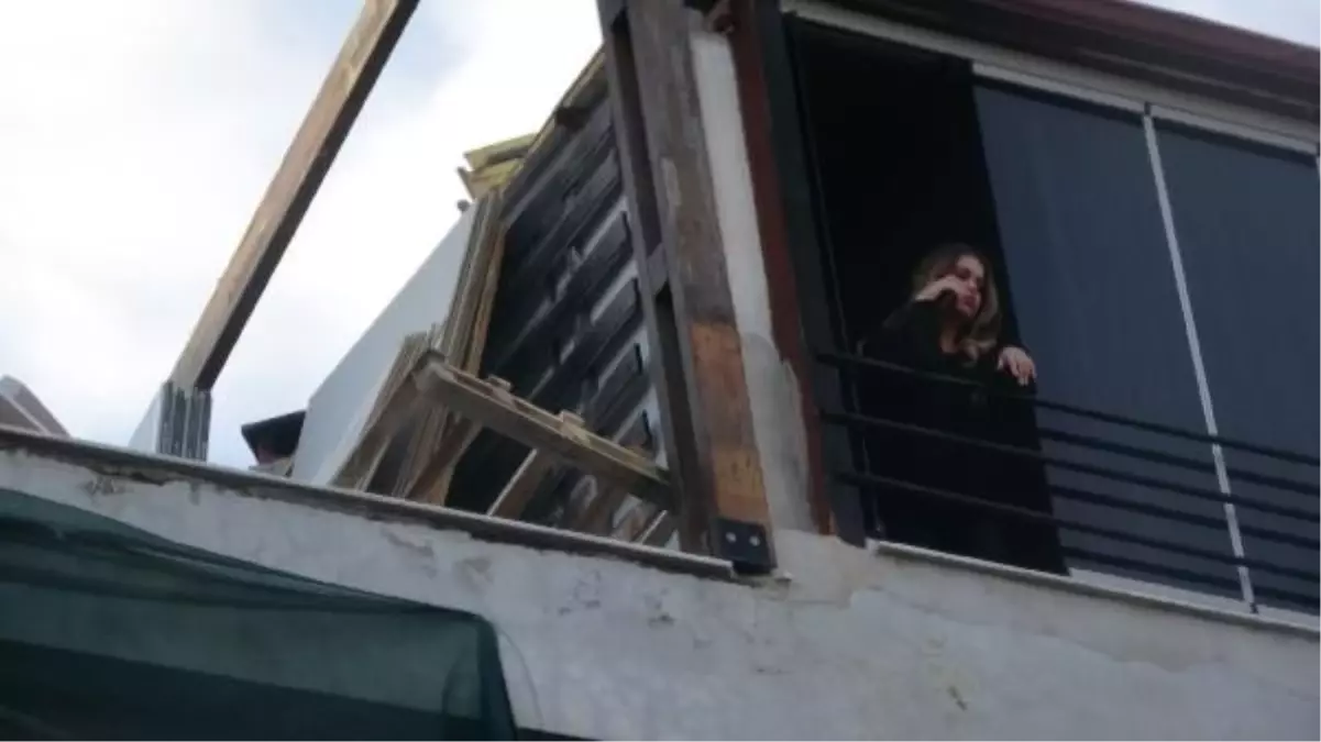 Antalya'da teras katında çöken çatının altında kalan kadın hastaneye kaldırıldı