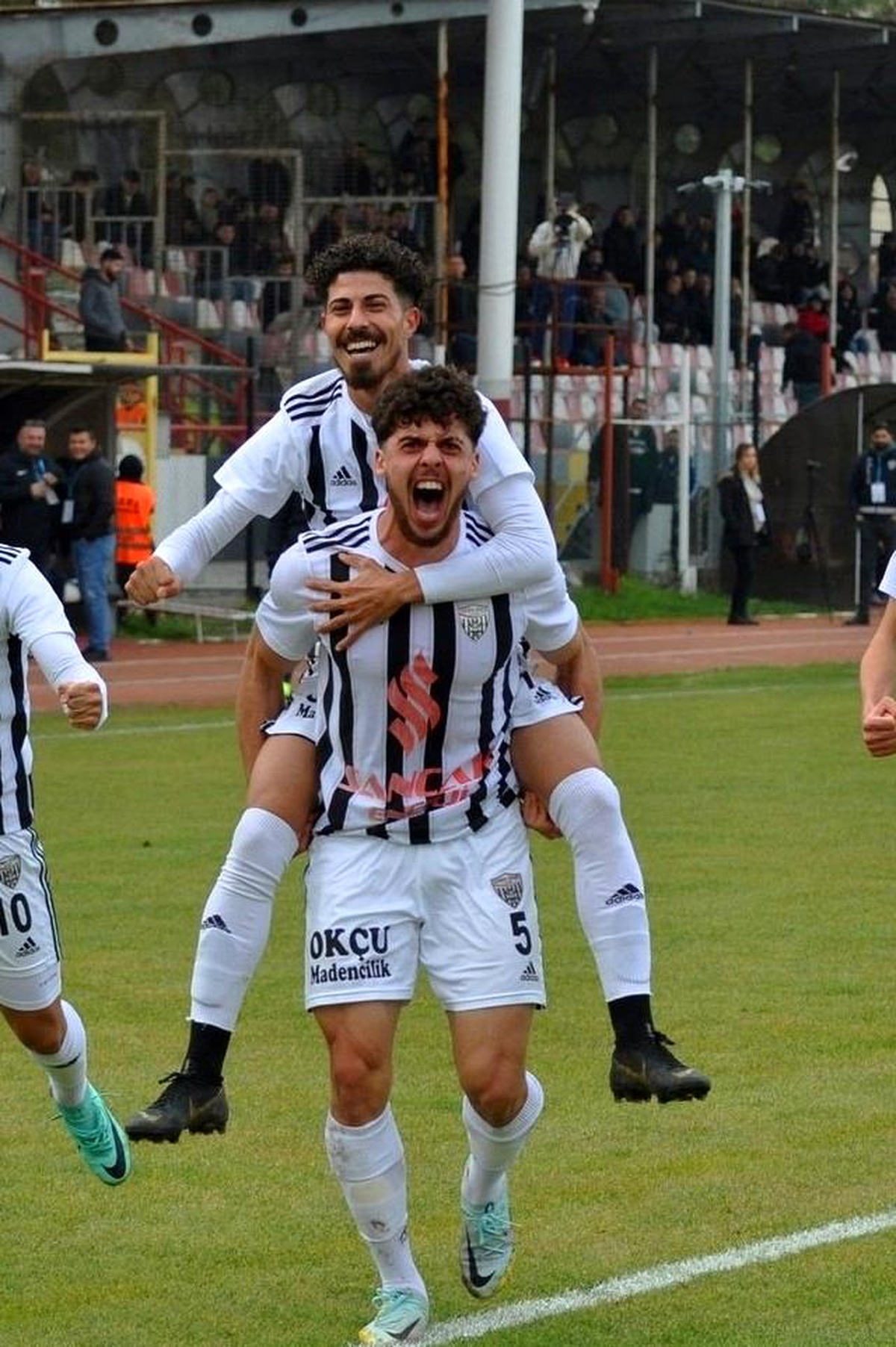 Somaspor, evinde Etimesgut Belediyespor\'u 2-1 yenerek Play-Off hedefine bir adım daha yaklaştı