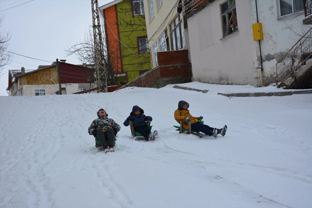 Tokat\'ta Kar Sevinci: Çocuklar Kızakla Kaydı