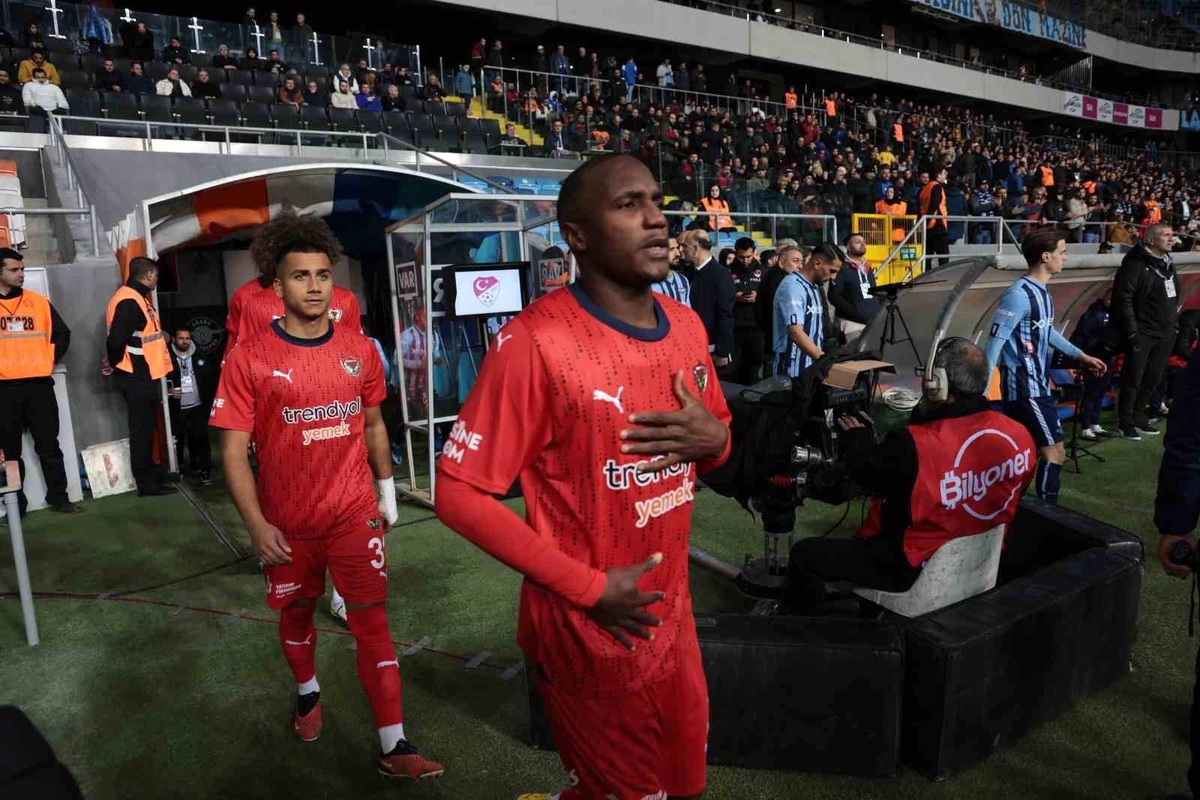 Y. Adana Demirspor ile A. Hatayspor arasındaki maçta ilk 15 dakika golsüz eşitlikle geçildi