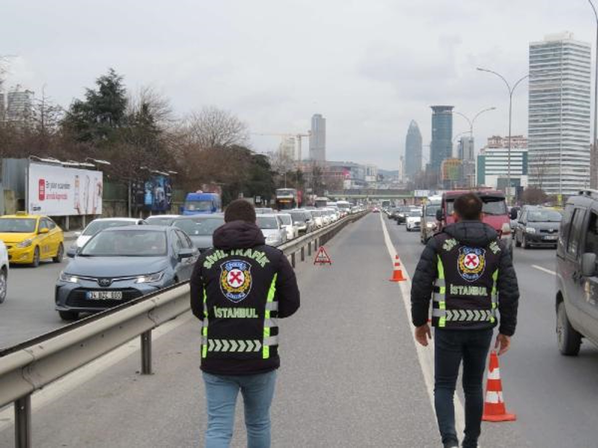 İstanbul\'da Emniyet Şeridi İhlali Yapan Sürücülere Ceza