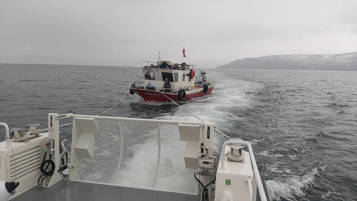 Bitlis\'te Van Gölü açıklarında motor arızası nedeniyle sürüklenen balıkçı teknesi kurtarıldı