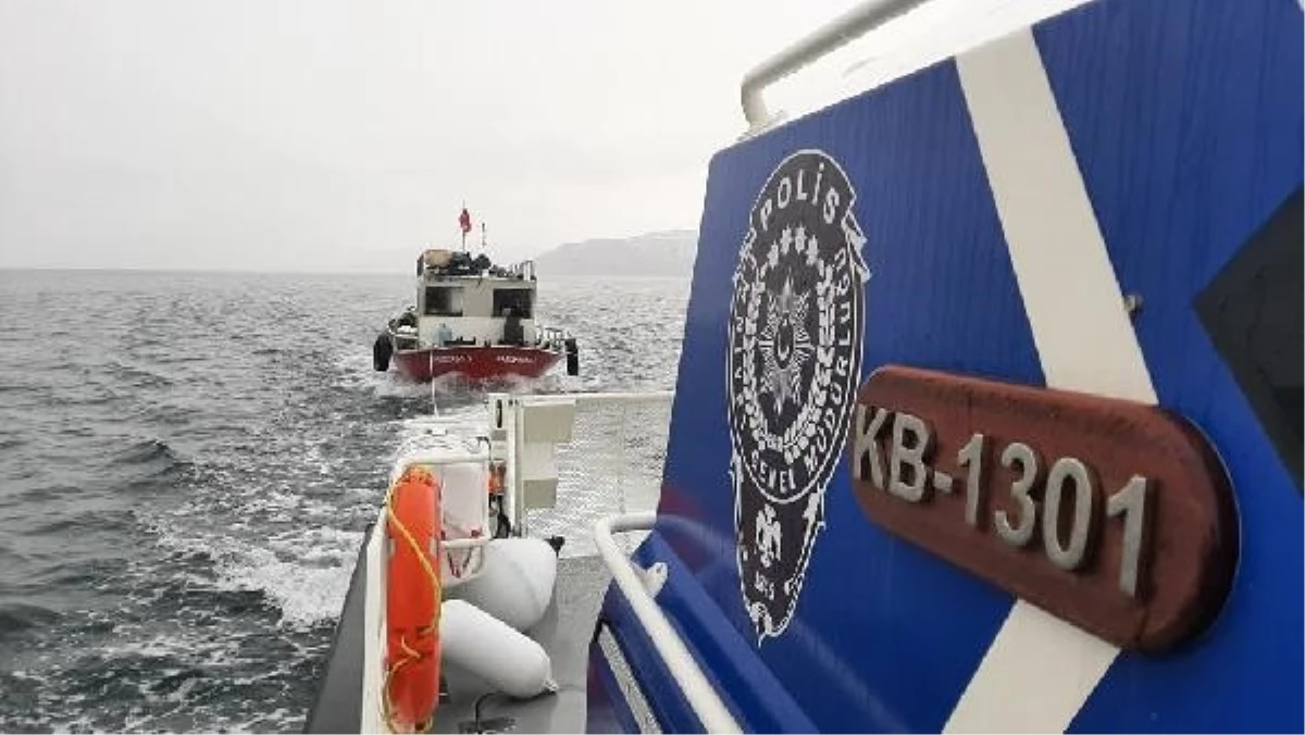 Van Gölü\'nde arızalanan balıkçı teknesi deniz polisi tarafından kurtarıldı