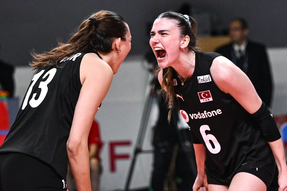 Türkiye 20 Yaş Altı Kadın Voleybol Milli Takımı, Sırbistan\'ı 3-2 yenerek finallere katılma hakkı elde etti