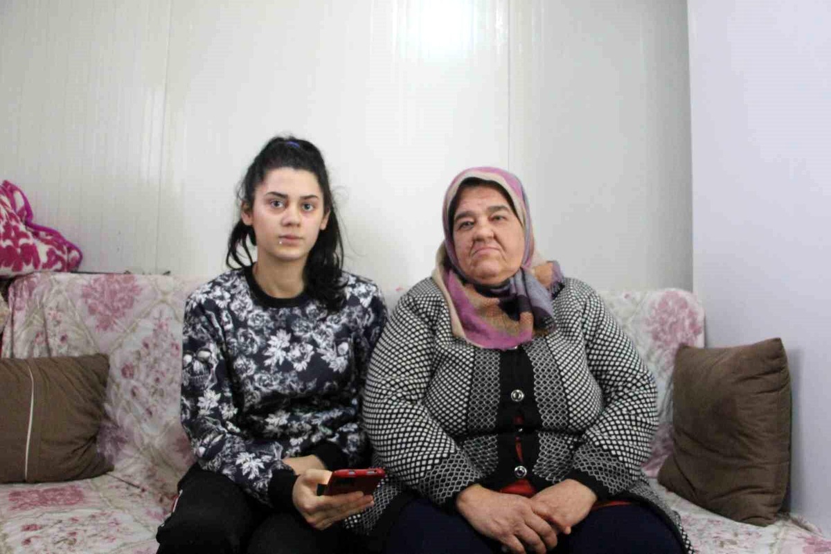 Hatay\'da depremde torunuyla enkaz altında kalan yaşlı kadının acısı dinmiyor