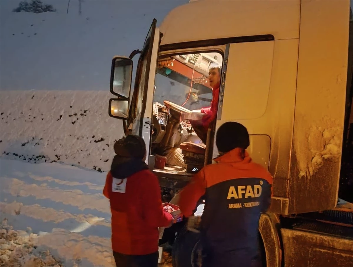 Bingöl-Diyarbakır kara yolunda mahsur kalanlara AFAD ve Türk Kızılay tarafından kumanya dağıtıldı