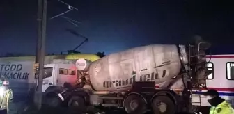 Yolcu treni, hemzemin geçitte beton mikserine çarptı; 1 yaralı