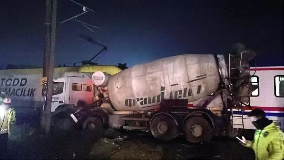 Yolcu treni, hemzemin geçitte beton mikserine çarptı; 1 yaralı
