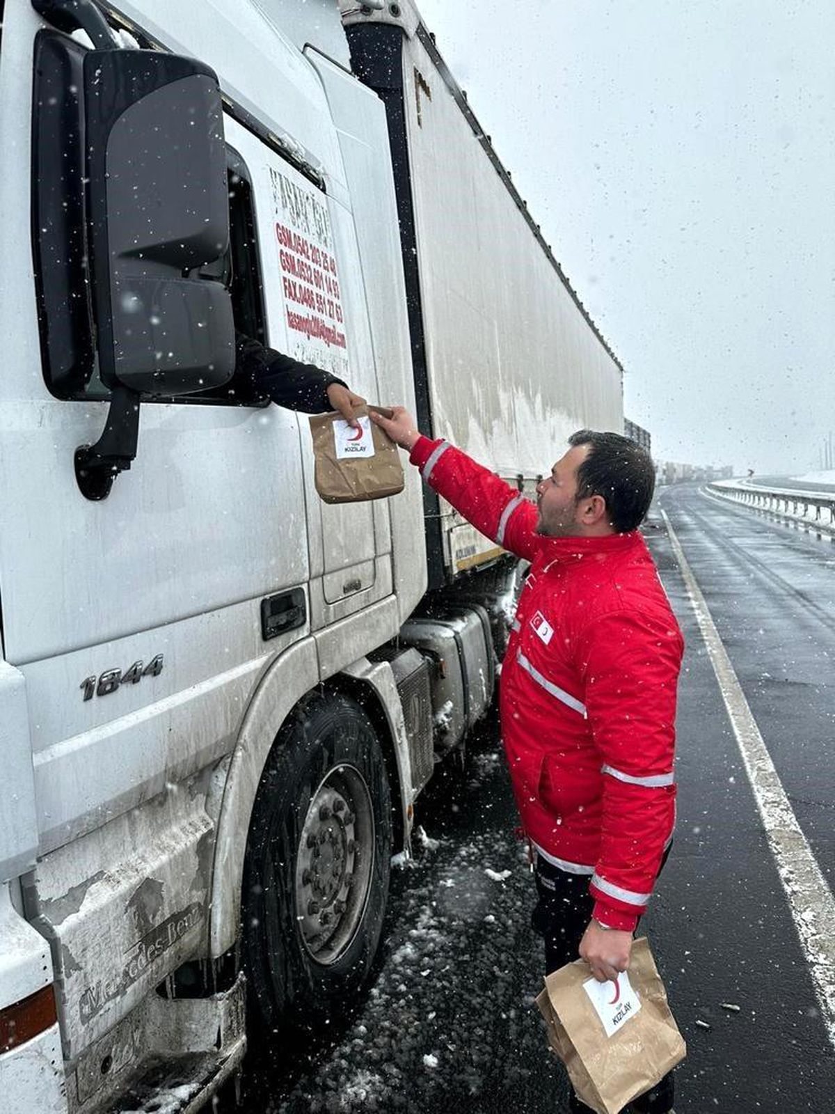 Erzurum\'da Kar Yağışı Sonrası Vatandaşlara Sıcak Çorba İkramı