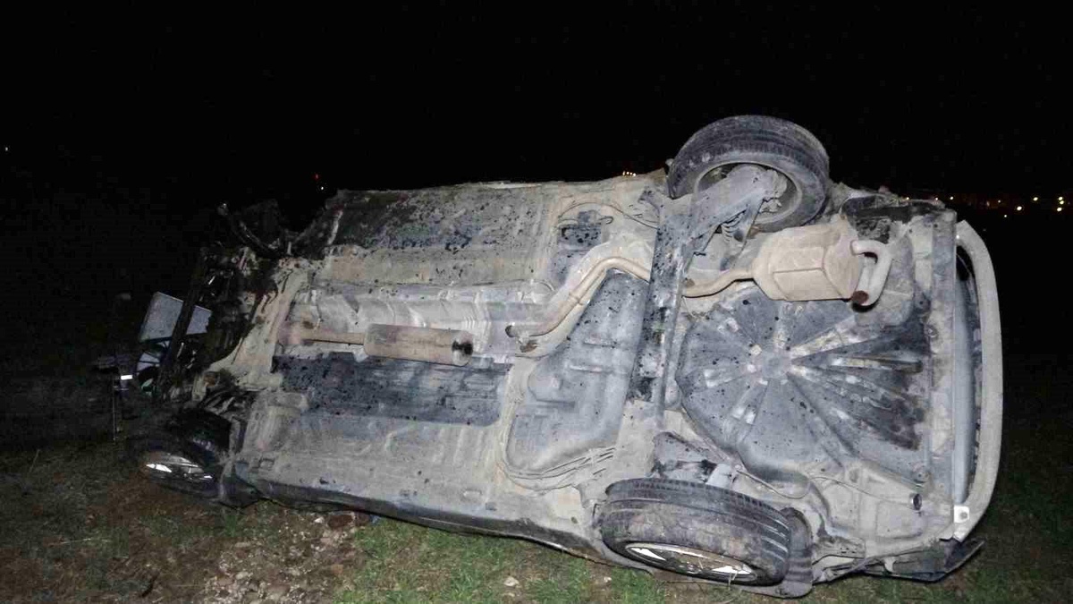 Uşak\'ta Kontrolden Çıkan Otomobil Tarlaya Uçtu, 2 Kişi Yaralandı