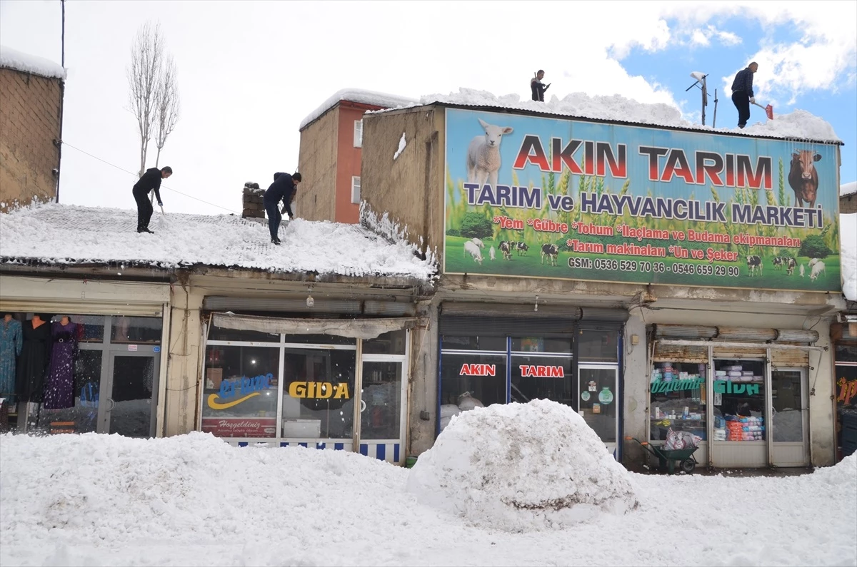 Yüksekova\'da İş Yeri Sahipleri Kar Temizliği Yapıyor