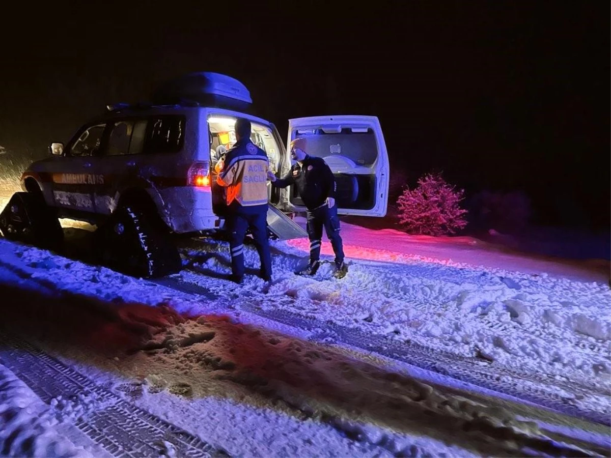 Bolu\'da Kar Kalınlığı 50 Santimetreye Ulaştı, Paletli Ambulansla Hastaya Ulaşıldı