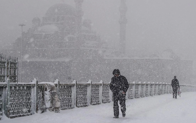 Bere, eldiven dolapta ne varsa çıkarın! İstanbul'da akşam saatlerinden itibaren etkili kar yağışı bekleniyor