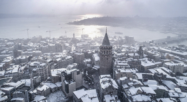 Bere, eldiven dolapta ne varsa çıkarın! İstanbul'da akşam saatlerinden itibaren etkili kar yağışı bekleniyor