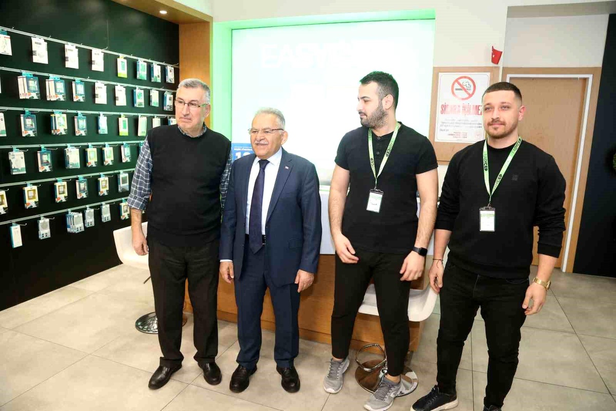Başkan Büyükkılıç, alışveriş merkezindeki esnafları ziyaret etti