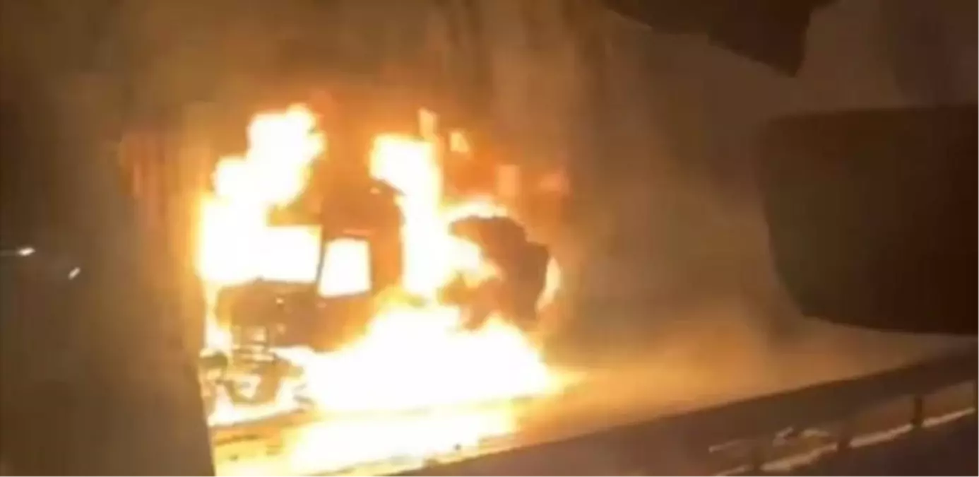 Erzincan'da 3 tırın çarpıştığı zincirleme kazada 3 kişi yaralandı