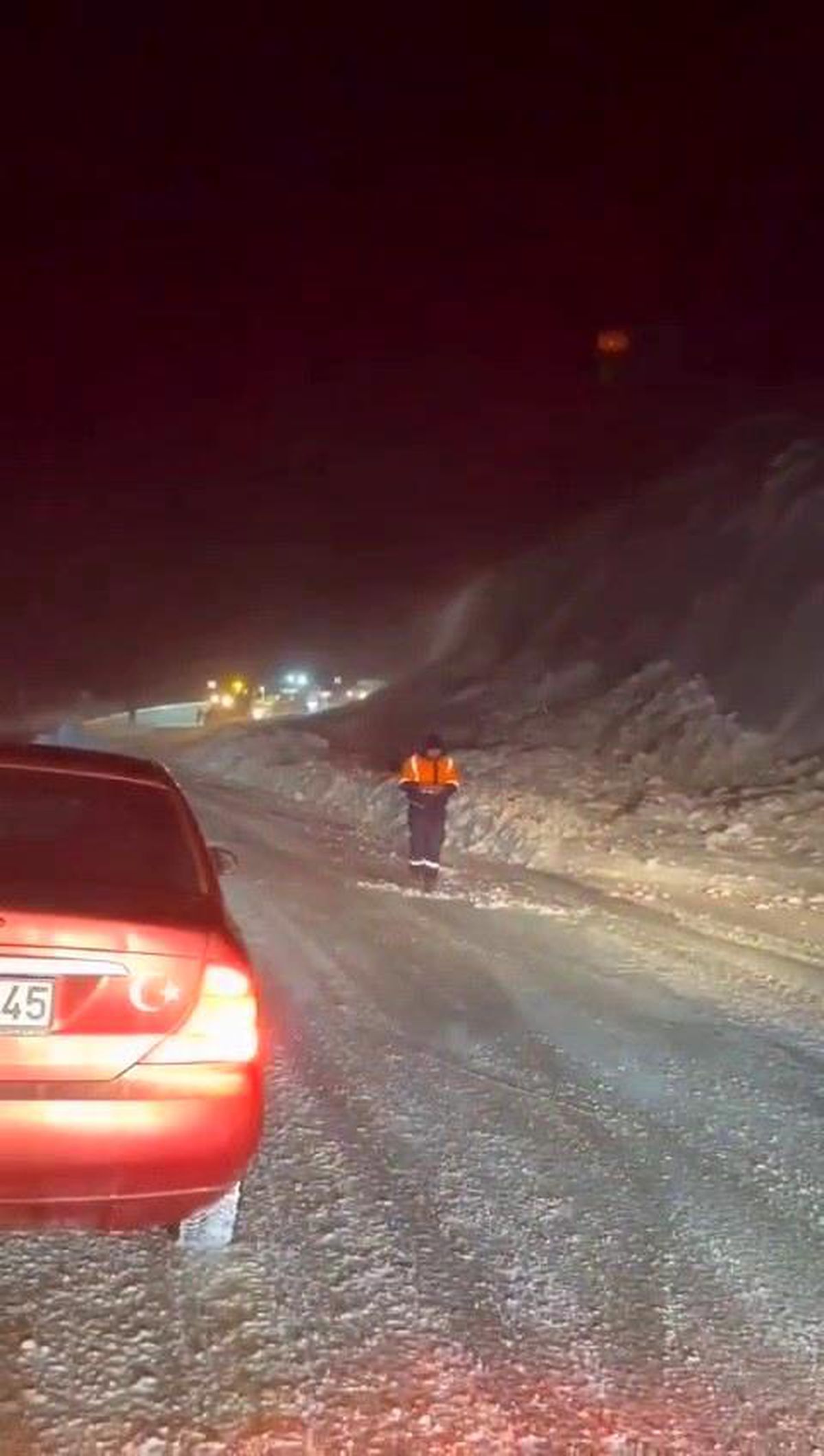 Erzurum\'da karayoluna çığ düştü