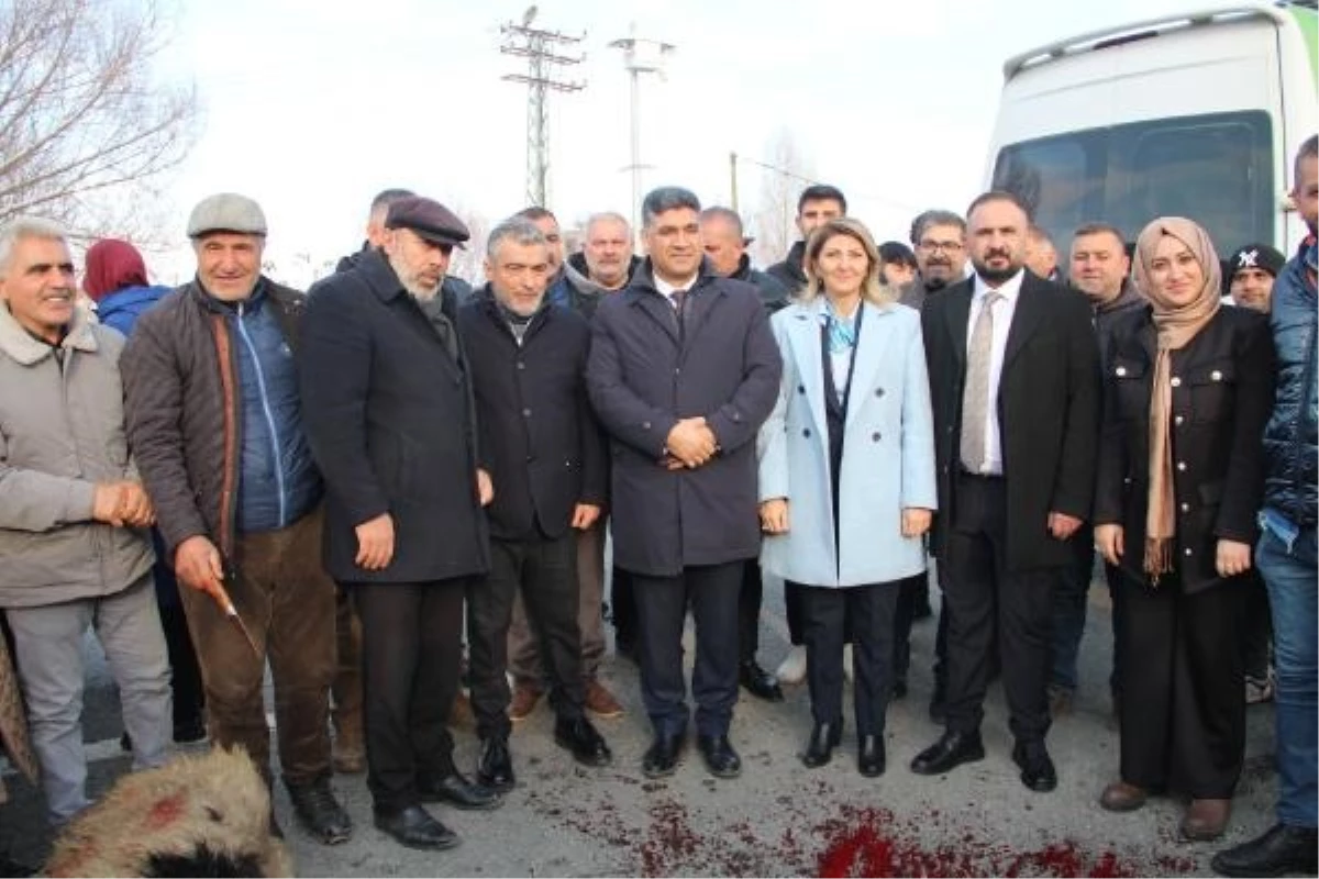 IĞDIR\'da AK Parti\'den Belediye Başkanlığı\'na aday gösterilen Ülkü Öcal coşkuyla karşılandı