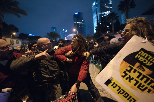 İsrail polisi Tel Aviv'de erken seçim talebiyle gösteri düzenleyenlere müdahale etti