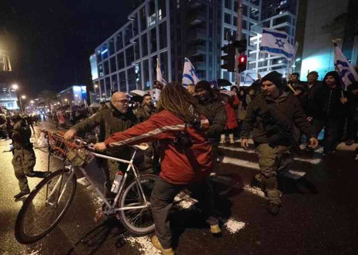 İsrail polisi Tel Aviv'de erken seçim talebiyle gösteri düzenleyenlere müdahale etti İsrail polisi Tel Aviv'de erken seçim talebiyle gösteri düzenleyenlere müdahale etti