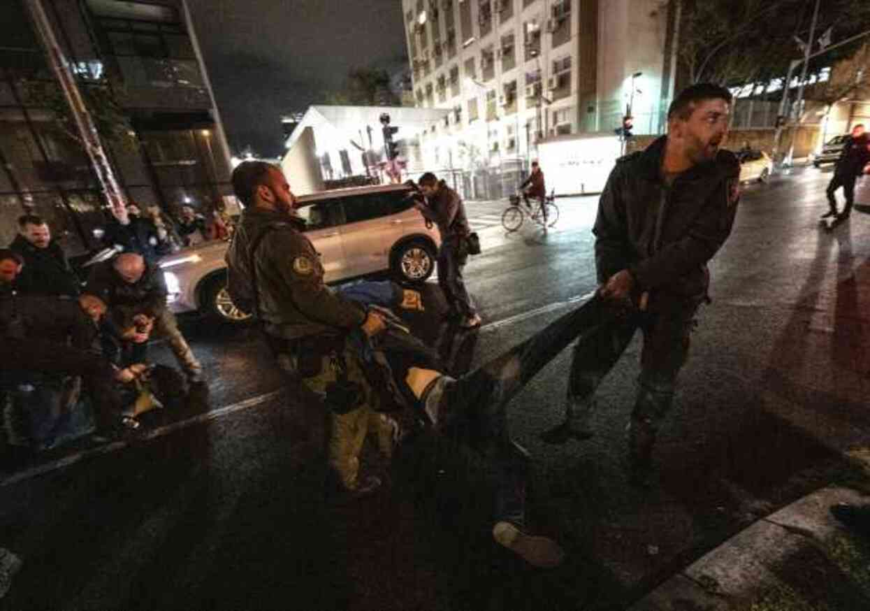 İsrail polisi Tel Aviv'de erken seçim talebiyle gösteri düzenleyenlere müdahale etti İsrail polisi Tel Aviv'de erken seçim talebiyle gösteri düzenleyenlere müdahale etti