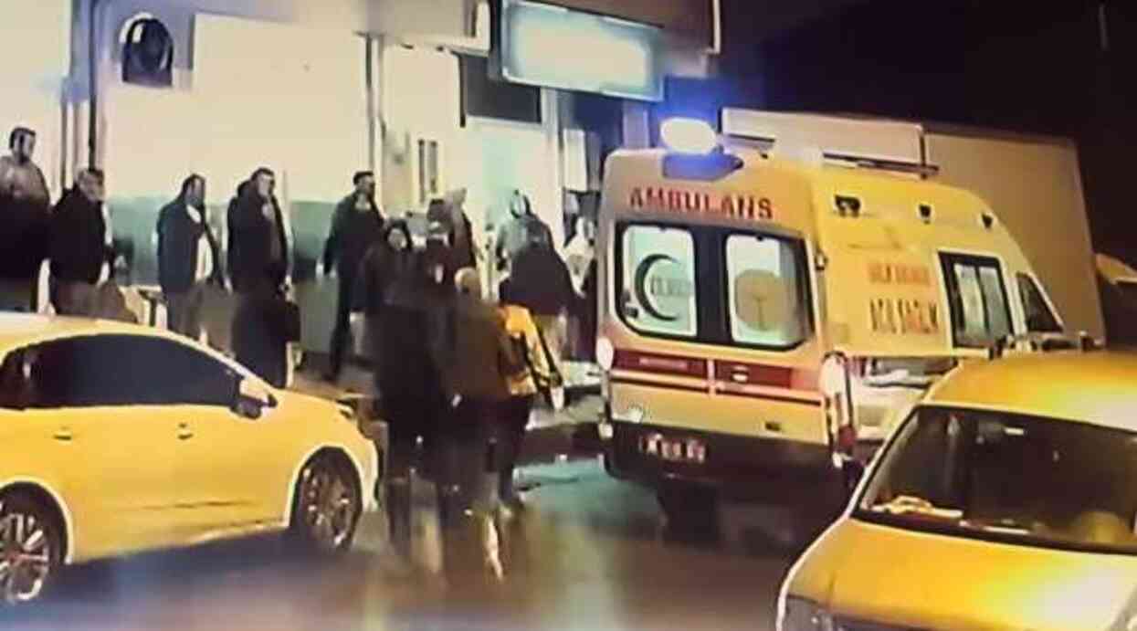 İstanbul'da kuaföre silahlı saldırı! 17 yaşındaki genç bacağından yaralandı, polis saldırganın peşinde İstanbul'da kuaföre silahlı saldırı! 17 yaşındaki genç bacağından yaralandı, polis saldırganın peşinde