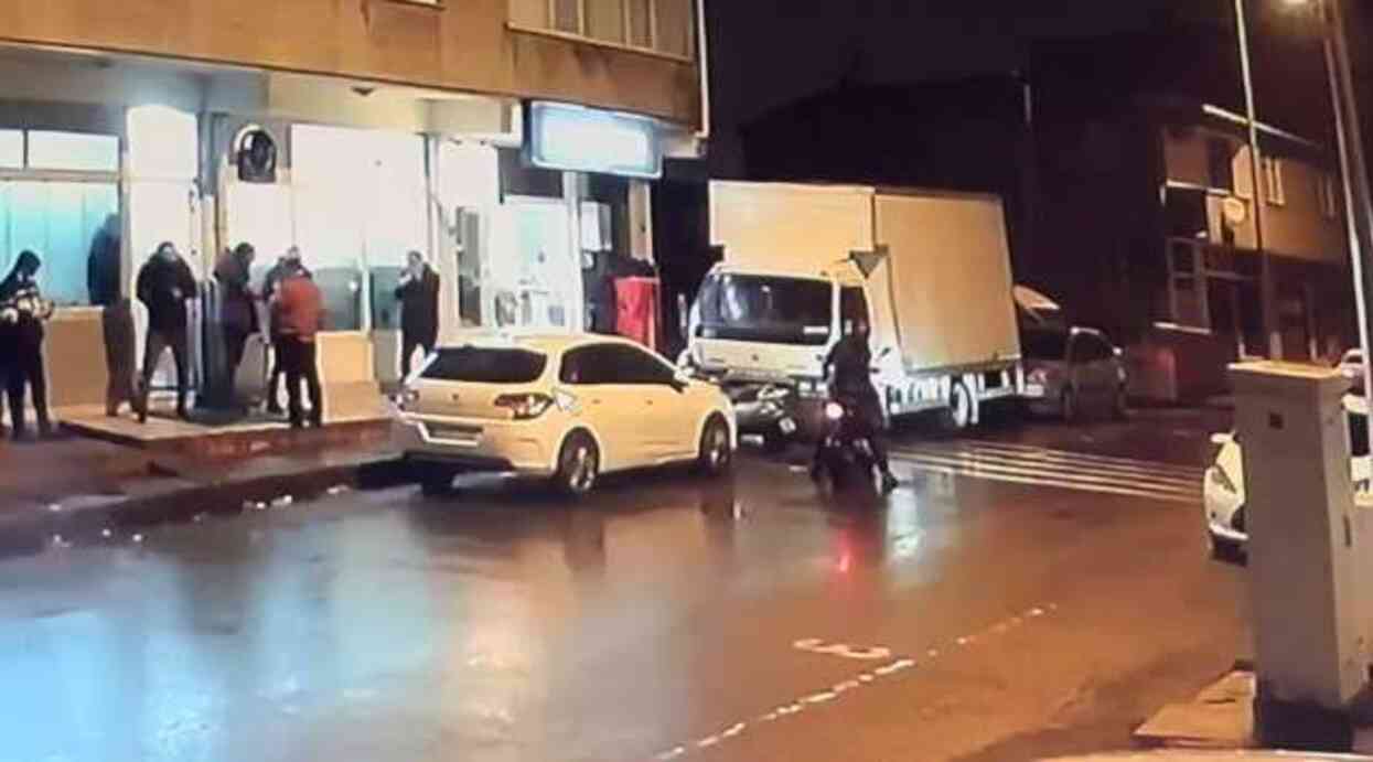 İstanbul'da kuaföre silahlı saldırı! 17 yaşındaki genç bacağından yaralandı, polis saldırganın peşinde İstanbul'da kuaföre silahlı saldırı! 17 yaşındaki genç bacağından yaralandı, polis saldırganın peşinde