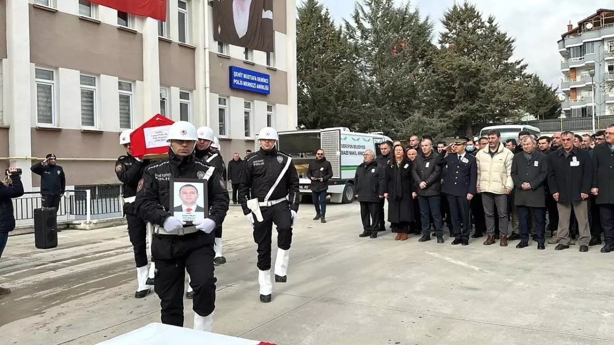 Hendek\'te kaza sonucu şehit olan polis memuru son yolculuğuna uğurlandı