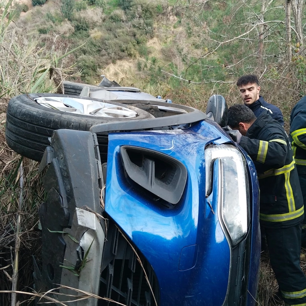 Adana\'da şarampole yuvarlanan otomobilde 2 kişi yaralandı