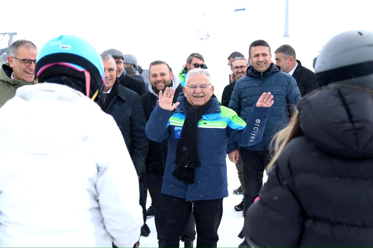 Kayseri Büyükşehir Belediye Başkanı Erciyes Kayak Merkezi\'nde Kayakseverlerle Buluştu