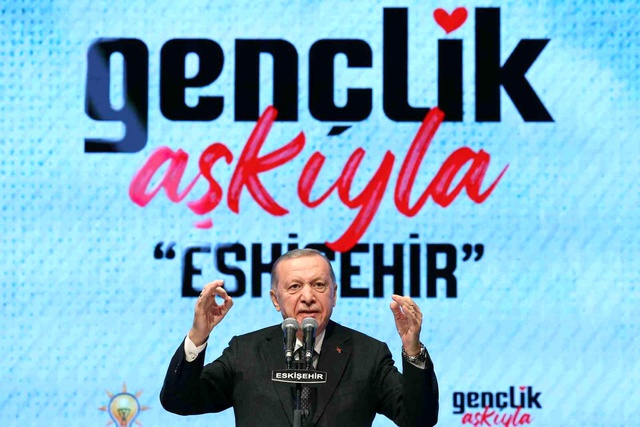 Cumhurbaşkanı Erdoğan: Gençlerimize taahhüt ettiklerimizi 8 ayda gerçekleştirdik Cumhurbaşkanı Erdoğan: Gençlerimize taahhüt ettiklerimizi 8 ayda gerçekleştirdik